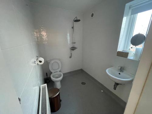 Ένα μπάνιο στο Accessible Bungalow , Crompton Haven, Croxteth Park, Liverpool