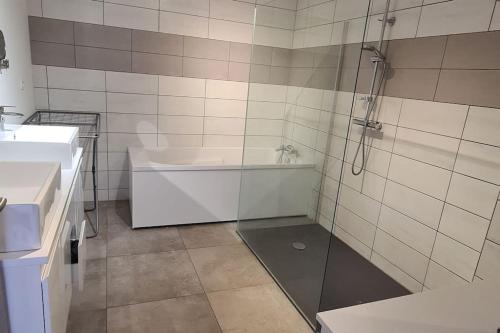 bagno con doccia, vasca e lavandino di super appartement 100m2 a Ribeauvillé