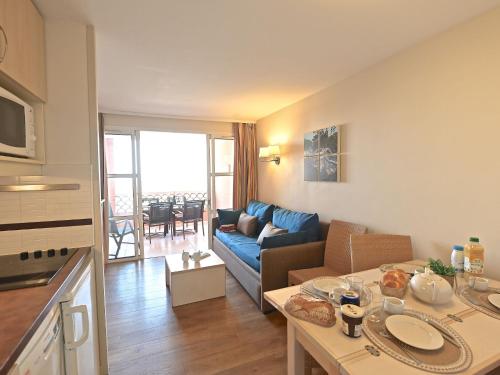 un salon avec un canapé et une table dans l'établissement Apartment L'Esquinade - P5 317 by Interhome, à Agay