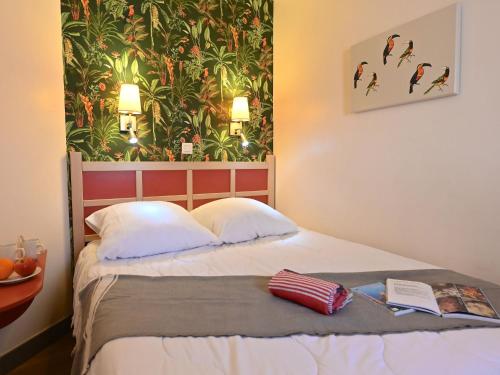 - une chambre avec un lit et un livre dans l'établissement Apartment L'Esquinade - P5 317 by Interhome, à Agay