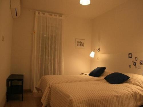 um quarto com 2 camas e uma janela em Hochwertige Ferienwohnung im Grüngürtel der Stadt em Madri