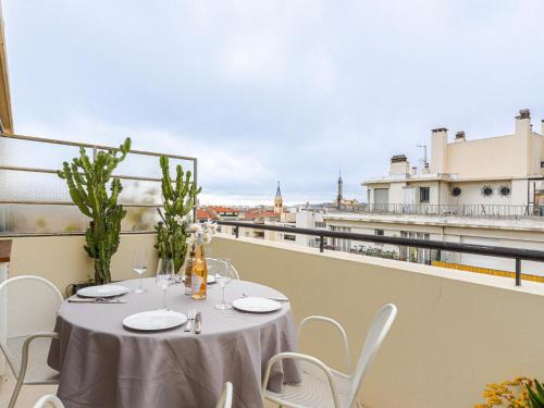 - une table sur un balcon avec vue sur la ville dans l'établissement Apartment Le Copacabana by Interhome, à Nice