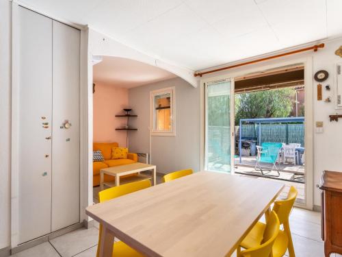 Posezení v ubytování Holiday Home Les Mimosanes-3 by Interhome
