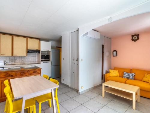 une cuisine et un salon avec une table et un canapé dans l'établissement Holiday Home Les Mimosanes-3 by Interhome, à Bormes-les-Mimosas