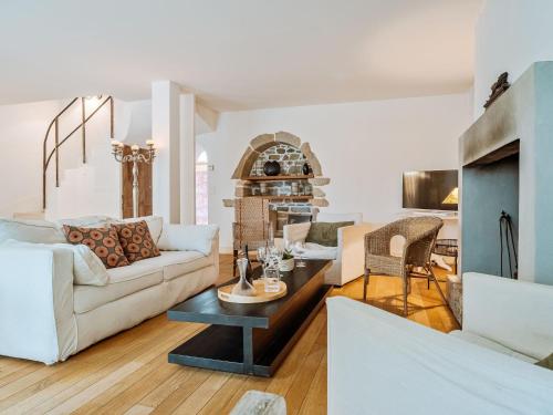 ein Wohnzimmer mit einem Sofa und einem Tisch in der Unterkunft Villa Scarlette by Interhome in Saint-Briac-sur-Mer