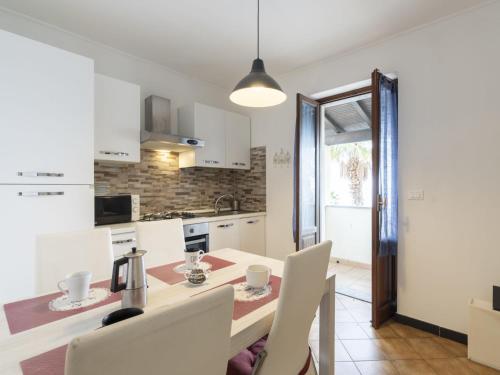 eine Küche und ein Esszimmer mit einem Tisch und Stühlen in der Unterkunft Apartment Alice 3 by Interhome in Riva Ligure