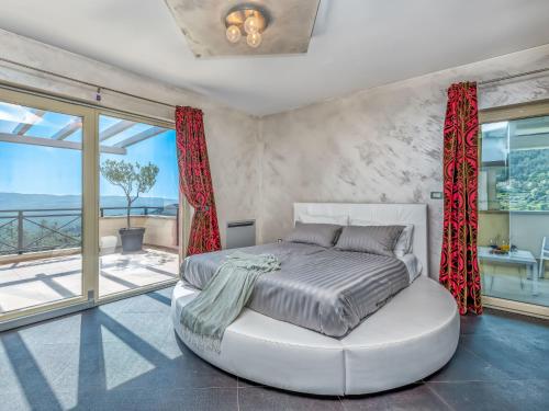 una camera da letto con un letto bianco con tende rosse di Villa Villa Over the Hilltop by Interhome a Bencani