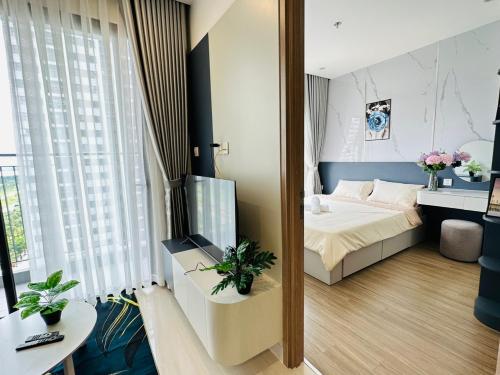 ein Hotelzimmer mit einem Bett und einem Spiegel in der Unterkunft Vinhomes Grand Park Quận 9-Luxury Apartment-Plus 2PN in Long Bình