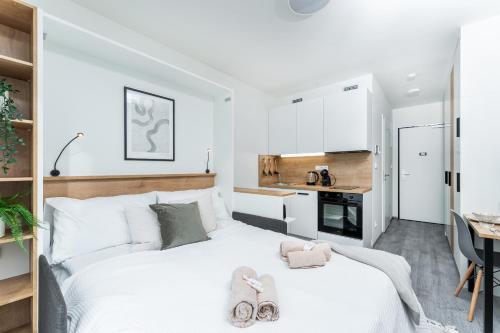Postel nebo postele na pokoji v ubytování MyMozart Apartments Prague by Rentero Property