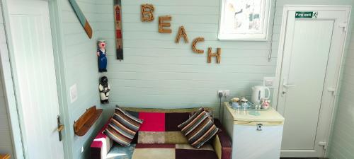 een kamer met een bed en een muur met honkbalknuppels bij Brooke House in Shanklin