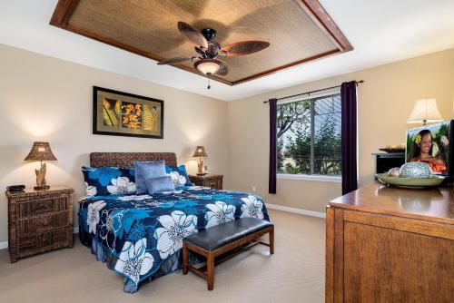 維克拉村莊的住宿－Waikoloa Beach Villas M2，一间卧室配有一张床和吊扇