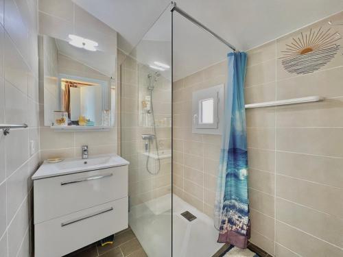 a bathroom with a shower and a sink and a mirror at Plage, centre ville, terrasse in Saintes-Maries-de-la-Mer