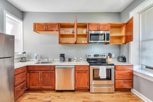 Central St Louis apartment 1W tesisinde mutfak veya mini mutfak