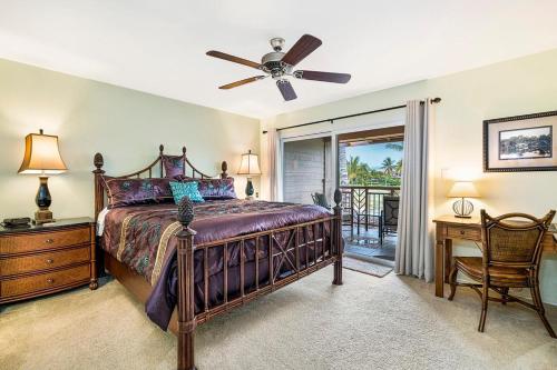 - une chambre avec un lit et un ventilateur de plafond dans l'établissement Colony Villas at Waikoloa Beach Resort #204, à Waikoloa