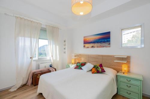 ein Schlafzimmer mit einem weißen Bett und einem Fenster in der Unterkunft G&G in Finale Ligure