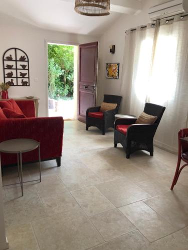 a living room with couches and chairs and a table at La Petite Rive - Les Tilleuls in Velleron