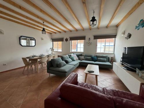 - un salon avec un canapé et une table dans l'établissement Porto Covo / Costa Alentejana, à Porto Covo