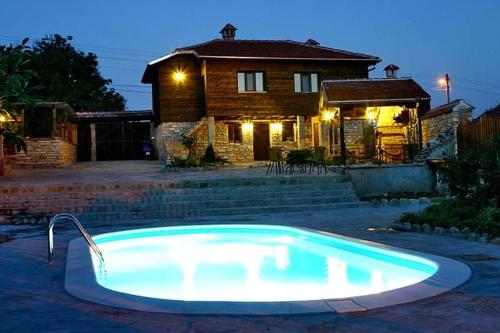 una grande piscina di fronte a una casa di Forrest's House a Ledenik