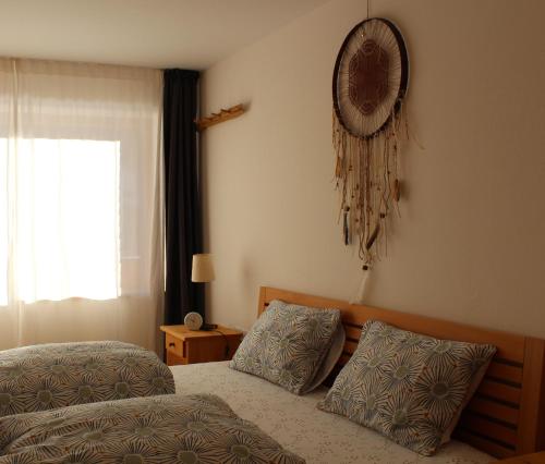 um quarto com 2 camas e um espelho na parede em Sonnennest em Hirschegg