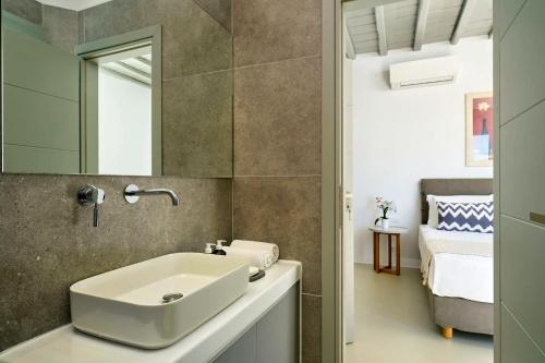La salle de bains est pourvue d'un lavabo et d'un miroir. dans l'établissement Destiny Villa, à Psarrou
