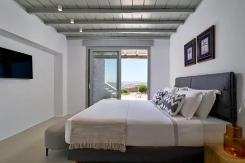 - une chambre avec un lit et une vue sur l'océan dans l'établissement Destiny Villa, à Psarrou