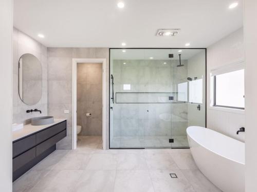 Bilik mandi di Prestige and Elegance 5BR House w Pool Rochedale