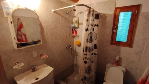 維多利亞的住宿－El Respiro，带淋浴、卫生间和盥洗盆的浴室