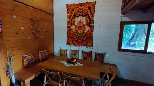 維多利亞的住宿－El Respiro，一间设有木桌和壁画的房间