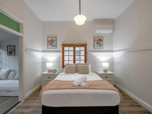 Charming 3BR Inner City Haven Highgate Hill tesisinde bir odada yatak veya yataklar