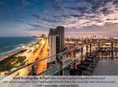 a view of a beach with a city and the ocean at Hồng Châu Hotel in Da Nang