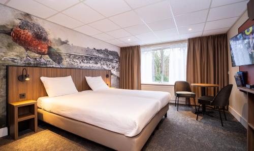 um quarto de hotel com uma cama e uma televisão em Fletcher Hotel Restaurant Doorwerth - Arnhem em Doorwerth