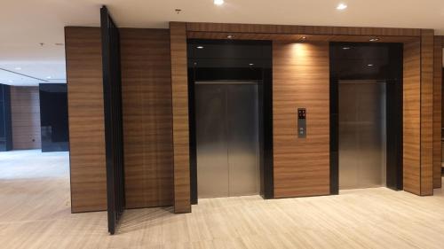 Manazel Al Diafa Serviced Apartments في الرياض: لوبي ومصعدين في مبنى
