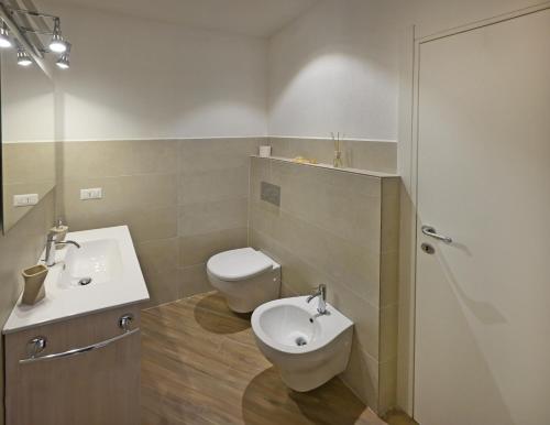 a bathroom with a toilet and a sink at Casa via Pascoli in Arzachena