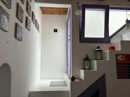 Una escalera en una casa con ventana en Casa Civetta, en Stromboli