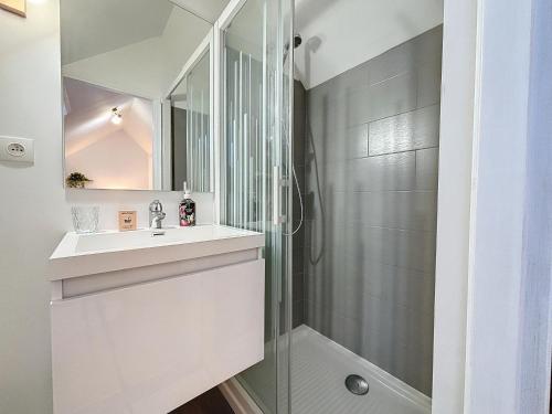 a bathroom with a sink and a shower at Le Jardin des Plantes Rouen Studios et F2 au calmes, Terrasse, stationnement gratuit in Rouen