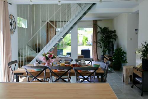 une salle à manger avec une table et des chaises dans l'établissement Très belle Villa - Plage à pied, à Labenne