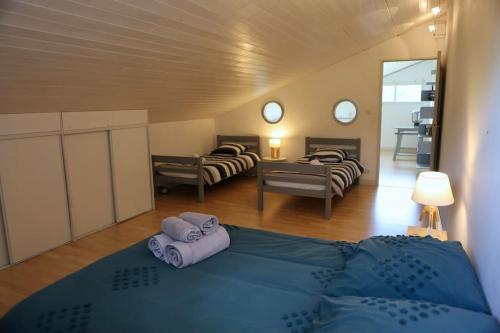 une chambre avec un lit et un salon avec des miroirs dans l'établissement Très belle Villa - Plage à pied, à Labenne