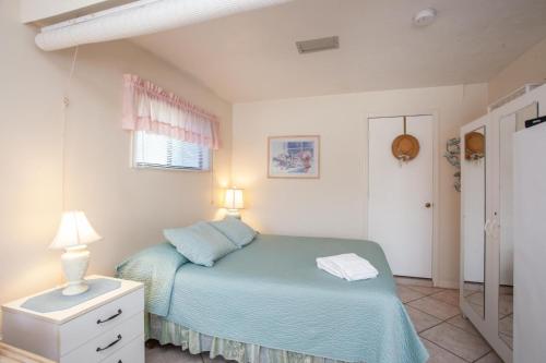 Un pat sau paturi într-o cameră la Venice Villas * Poolside #41A