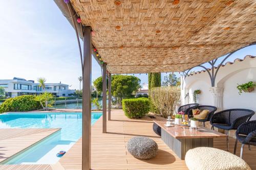Bazén v ubytování Apart-rent Villa Fluvia 0002 nebo v jeho okolí