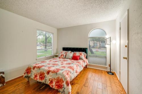 um quarto com uma cama e uma janela em Walkable Dallas Condo about 3 Mi to Downtown! em Dallas