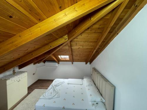 Postel nebo postele na pokoji v ubytování Berat Entryway