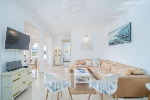 TV a/nebo společenská místnost v ubytování Apart-rent Villa Fluvia 0002