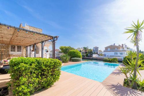Apart-rent Villa Fluvia 0002 con piscina y amarre