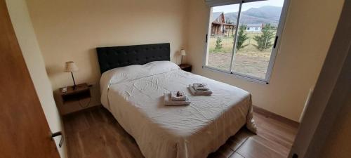 1 dormitorio con 1 cama con 2 toallas en Buena Vista en San Andrés de las Sierras