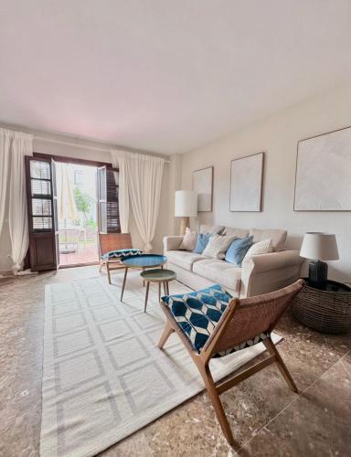 ein Wohnzimmer mit Sofa und Tisch in der Unterkunft JP dream house 2bedroom apart Villacana in Estepona