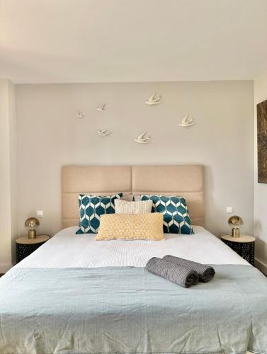 ein Schlafzimmer mit einem großen Bett mit blauen Kissen in der Unterkunft JP dream house 2bedroom apart Villacana in Estepona