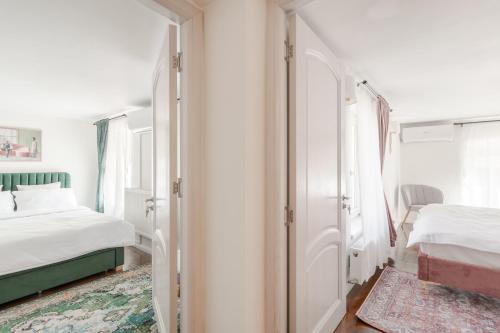 a bedroom with two beds and a mirror at Apartament Ultra-Central Elegant + Free Parking + Self Check-In in Oradea
