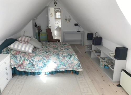 1 dormitorio con 1 cama y escalera en Modern guest house in Falsterbo within walking distance to the sea en Skanör med Falsterbo