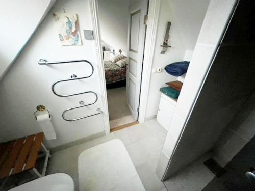 Habitación con baño pequeño con aseo. en Modern guest house in Falsterbo within walking distance to the sea en Skanör med Falsterbo