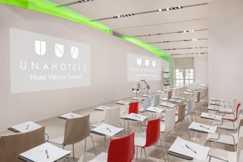 UNA Hotels Vittoria Firenzeにあるレストランまたは飲食店